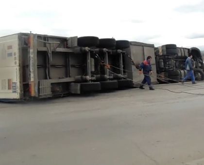 Ексклузивно: ТИР с трактор размаза кола до Шишманци