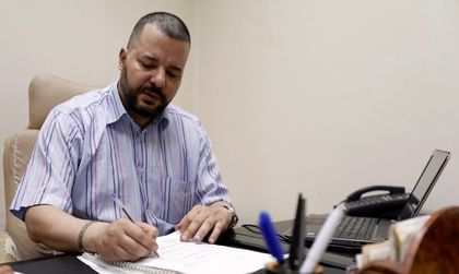 Мунир Батур – адвокат, гей и кандидат за президент на Тунис