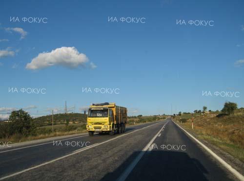 Русе: Временно движението по пътя Бяла – Полски Тръмбеш в района на Полско Косово се осъществява в една лента поради аварирал тежкотоварен автомобил