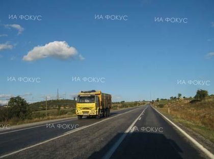 Русе: Временно движението по пътя Бяла – Полски Тръмбеш в района на Полско Косово се осъществява в една лента поради аварирал тежкотоварен автомобил