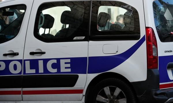 Кола се вряза в автобусни спирки в Марсилия