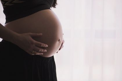 Изпъдиха бременна в 9-ия месец да чака на дъжда за кръвни изследвания! Служителка на РЗИ 2 пъти й се развикала