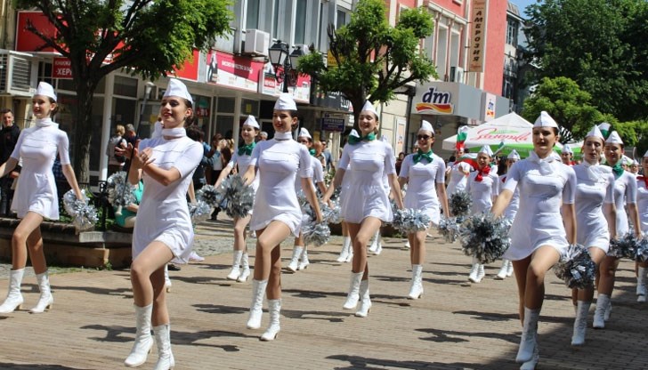 С празнично шествие започнаха тържествата за 24 май в Русе