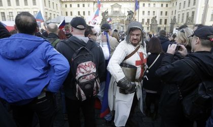 Хиляди на антиимигрантски протест в Дрезден и Прага