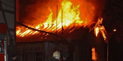 Пожар остави семейство без покрив