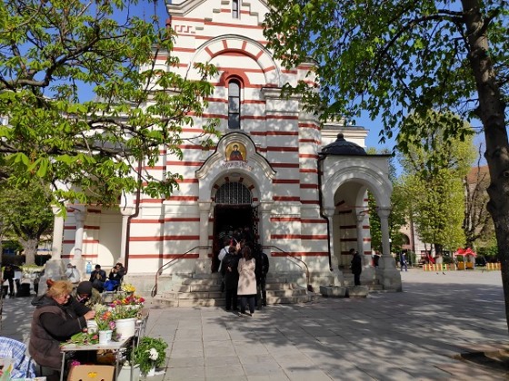 Варна: Десетки граждани продължават да посещават храмовете в града, за да минат под плащаницата на Разпети петък