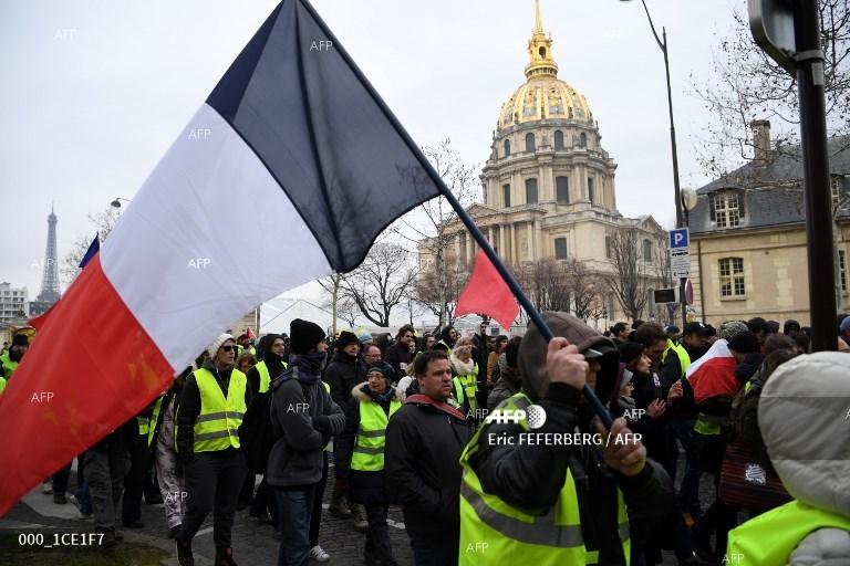 AFP: Полицията в Париж забрани протестите на „жълтите жилетки“ на „Шанз Елизе“