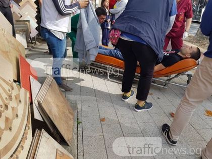 Мерцедес блъсна младо момче на пешеходна пътека на бул. “Шести септември“ в Пловдив СНИМКИ