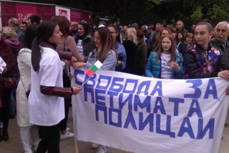 „Полицаите не са убийци“ – протест в София в подкрепа на осъдените полицаи по случая „Чората“