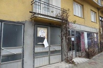 Късат плакати на Апостола в Босилеград