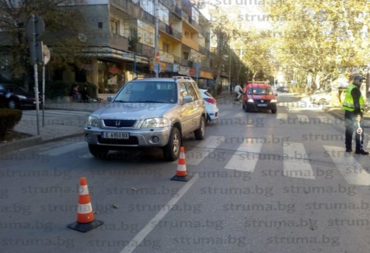 Джип помете благоевградчанка на главен булевард, притесненият й син изхвърча към болницата, но... (СНИМКИ)