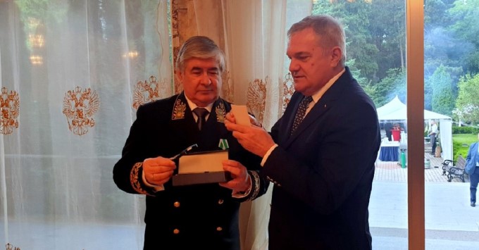 Председателят на ПП АБВ Румен Петков подари на Н. Пр. Анатолий Макаров гравирана писалка със знамената на България и на Русия