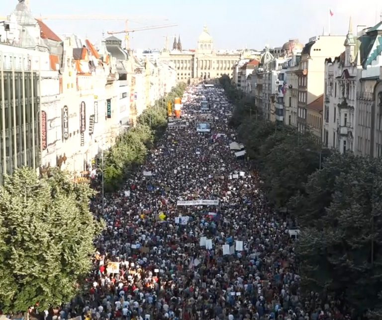 Над 100 000 души протестираха в Прага с искане за оставката на Бабиш