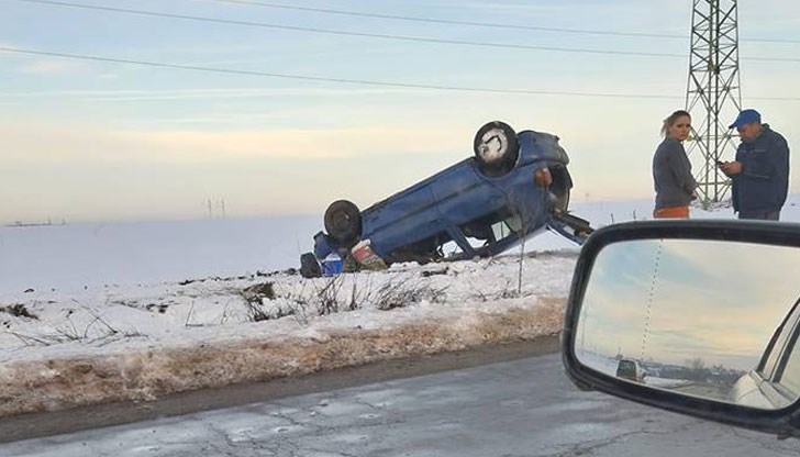 Кола се обърна по таван на пътя за Червена вода