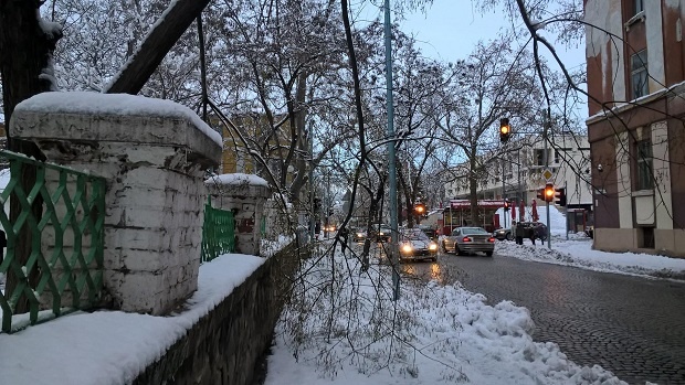 Пловдив проходим за автомобили, да внимават пешеходците! Лед по тротоарите!