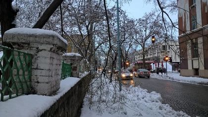 Пловдив проходим за автомобили, да внимават пешеходците! Лед по тротоарите!