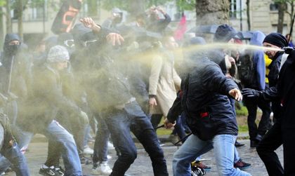 Френското правителство оцеля след вот на недоверие