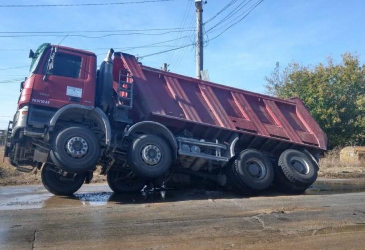 Камион пропадна в дупка и навири гуми в Пазарджишко (ЗРЕЛИЩНИ СНИМКИ)