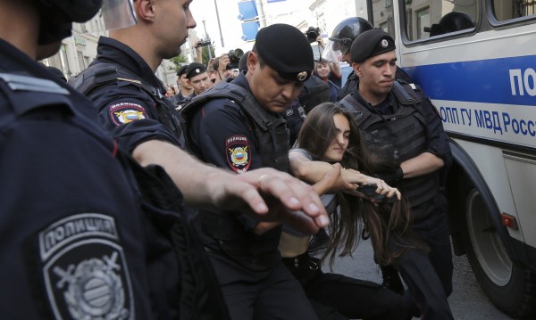 В Русия: Активисти на протест и след това - арест