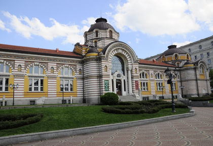СНИМКА показа що за простотия е станала нощес край Централната баня в София