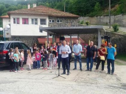 Смолян: Започна благоустрояването и обновяването на площада в село Долен, община Златоград