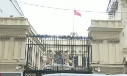 Протестиращи в Истанбул смъкнаха холандския флаг от консулството