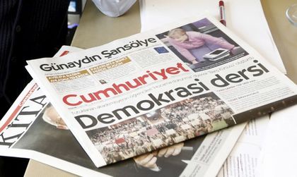 Чистка в Турция: Арестуваха главния редактор на "Cumhuriyet"