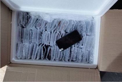 Изловиха 1000 смартфона менте на летище София