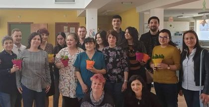 Варна: Младежи ГЕРБ поздравиха за 8 март дамите, работещи в центровете за настаняване от семеен тип