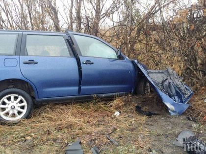 СМЪРТ НА ПЪТЯ: Пикап се размаза в дърво край Иракли, има загинал