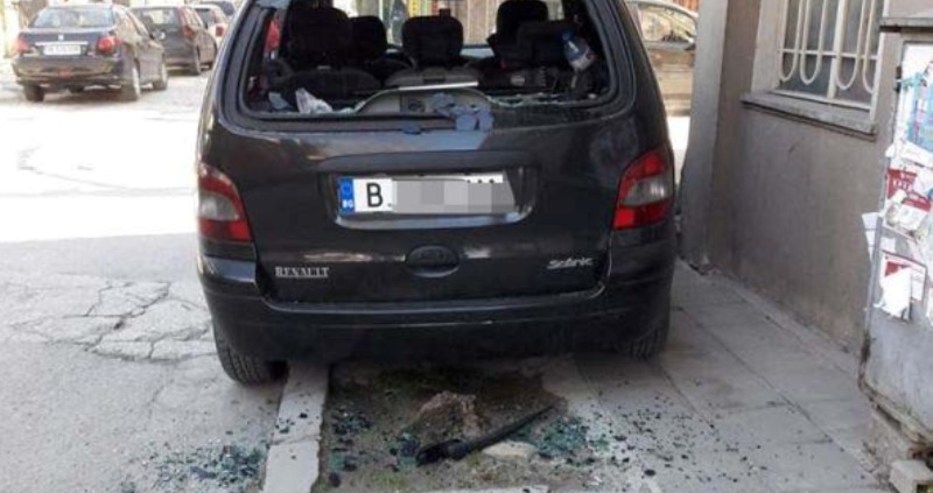 Агресия от пешеходец? Разбиха брутално стъклото на автомобил, паркирал на тротоар във Варна (снимка)