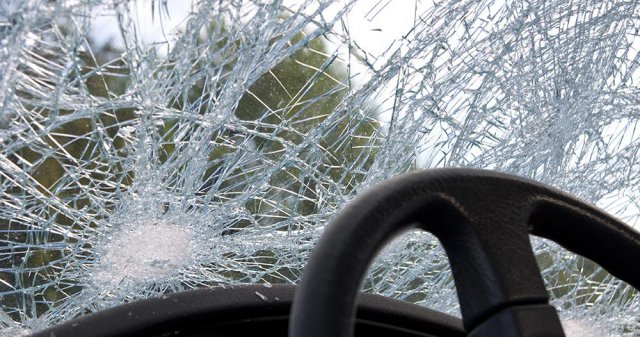 Асеновградчанин заби челно Опел в камион край Хвойна
