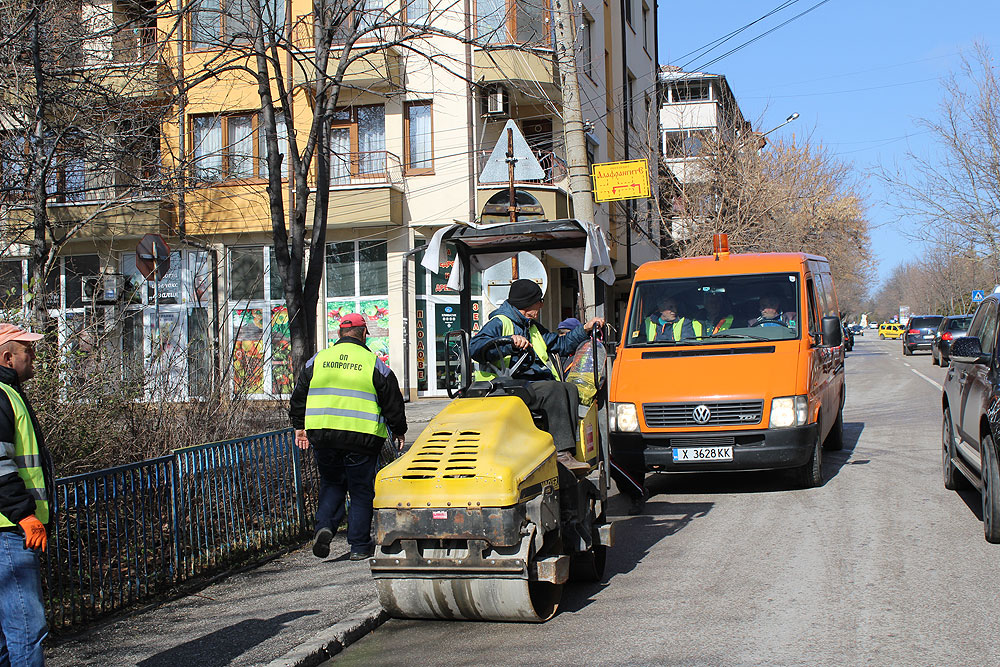 Запълват дупките по улиците в Хасково