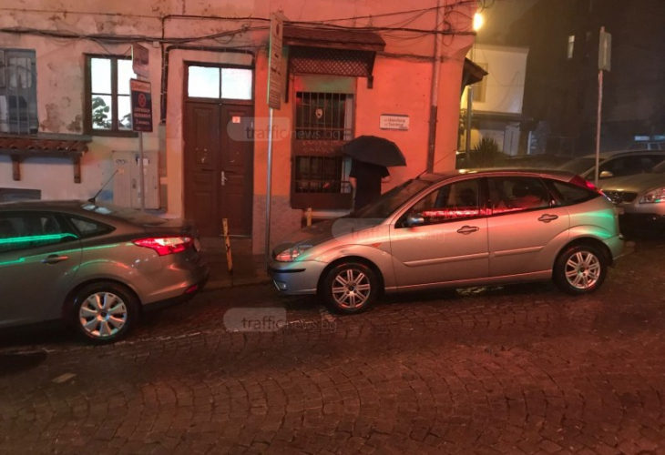 Мъже облекчават нуждите си по стените на сгради в Пловдив