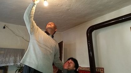 Анонимна благодетелка дари 3600 лева за ток на бедно семейство