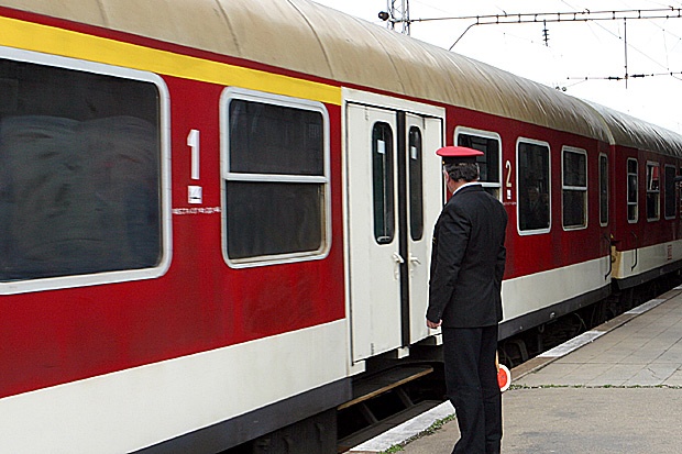 Цирк в БДЖ: Влакът Бургас - София отпътува без началника си, тя го гони с кола