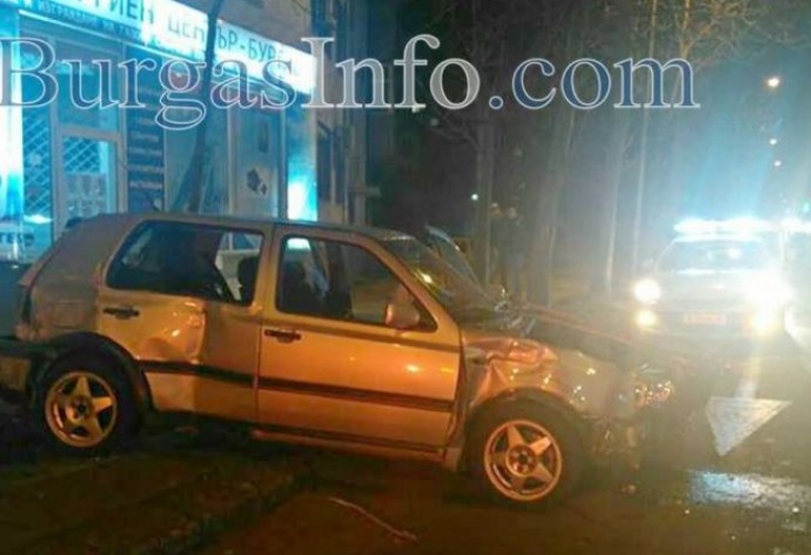 Голфаджия се заби в жилищен блок след гонка с две коли (СНИМКИ)