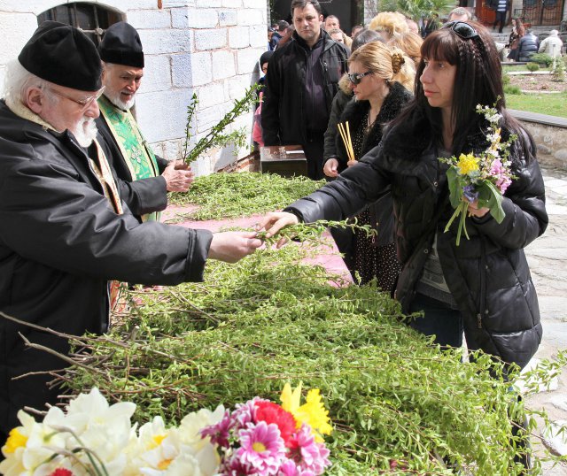 Пловдивчани се наредиха на опашки пред храмовете за върба