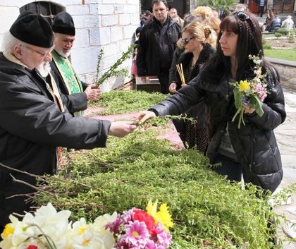 Пловдивчани се наредиха на опашки пред храмовете за върба