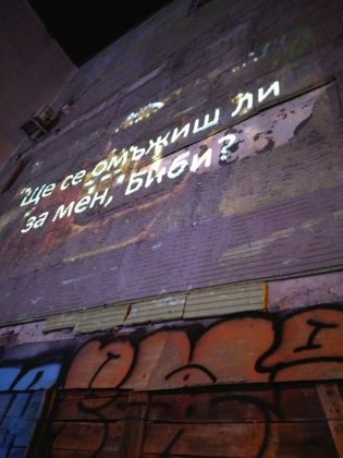 Дядо Коледа предложи брак на пловдивска певица на сцената в Капана! Тя каза... СНИМКИ и ВИДЕО