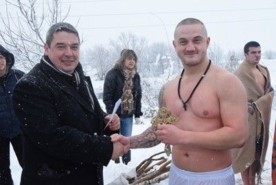 Машинист извади богоявленския кръст край Горна Оряховица