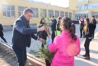 Ученици засадиха 600 дръвчета в Пловдив