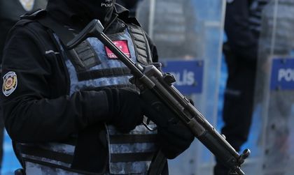 Драмата в Истанбул: Похитителят заплашва със самоубийство