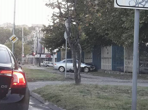 Лош ден за оградите в Пловдив! Хонда излезе от платното до Мебелна къща (СНИМКА)