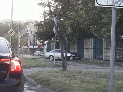 Лош ден за оградите в Пловдив! Хонда излезе от платното до Мебелна къща (СНИМКА)