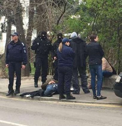 Тежковъоръжени полицаи с качулки арестуваха бургаска банда