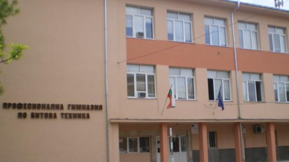 Срути се част от изолацията на училище в центъра на Пловдив
