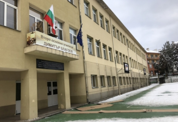 Директорът на скандалното благоевградско школо проговори – брани четвъртокласниците-мутри