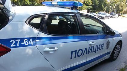 Мъж от ромски произход удари полицай с метален прът