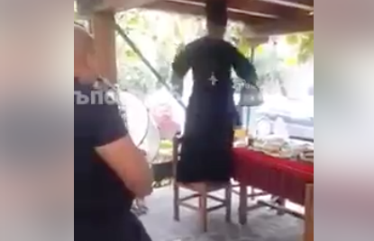 УЖАС! Поп върти гюбеци като евтина кючекчийка, докато ръси със светена вода! СКАНДАЛНО ВИДЕО